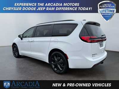 2027 Chrysler Pacifica, $0. Photo 3