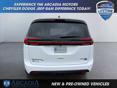 2027 Chrysler Pacifica, $0. Photo 4