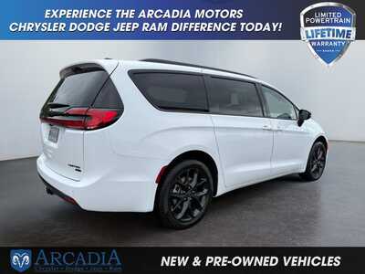 2027 Chrysler Pacifica, $0. Photo 5