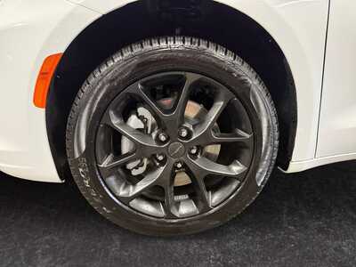 2027 Chrysler Pacifica, $0. Photo 9