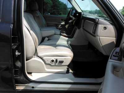 2005 Cadillac Escalade, $2694. Photo 9