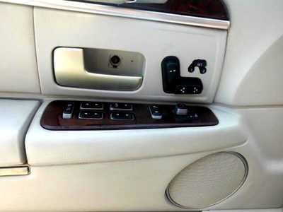 2004 Lincoln Town Car, $3695. Photo 11