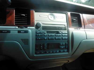 2004 Lincoln Town Car, $3695. Photo 12