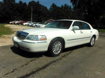 2004 Lincoln Town Car, $3695. Photo 2