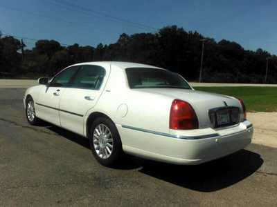 2004 Lincoln Town Car, $3695. Photo 4