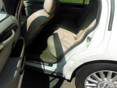2004 Lincoln Town Car, $3695. Photo 5