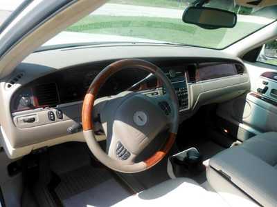 2004 Lincoln Town Car, $3695. Photo 9