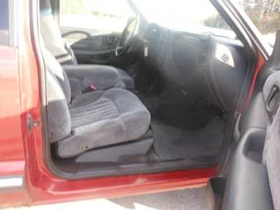 2001 Chevrolet S-10 Ext Cab, $3493. Photo 4
