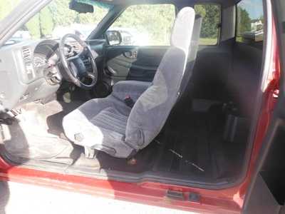 2001 Chevrolet S-10 Ext Cab, $3493. Photo 9