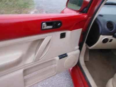 2009 Volkswagen Beetle, $3695. Photo 6