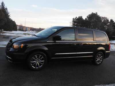 2016 Chrysler Town & Country, $6495. Photo 3