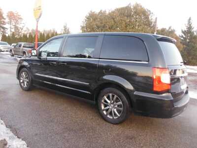 2016 Chrysler Town & Country, $6495. Photo 4