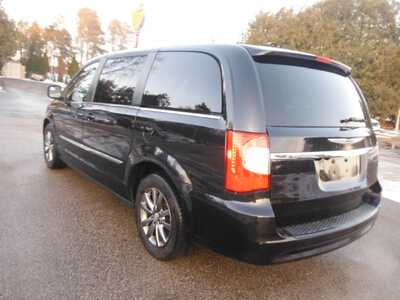 2016 Chrysler Town & Country, $6495. Photo 5