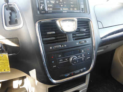 2014 Chrysler Town & Country, $5995. Photo 12