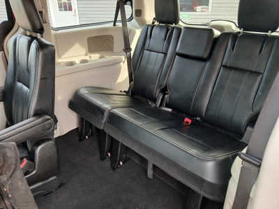 2015 Chrysler Town & Country, $7990. Photo 11