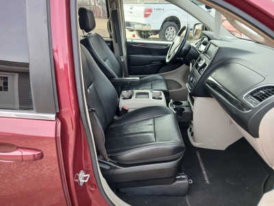 2015 Chrysler Town & Country, $7990. Photo 12