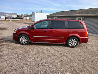 2015 Chrysler Town & Country, $7990. Photo 2