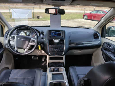 2015 Chrysler Town & Country, $7990. Photo 9