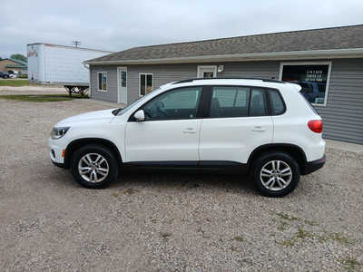2015 Volkswagen Tiguan, $7900. Photo 2