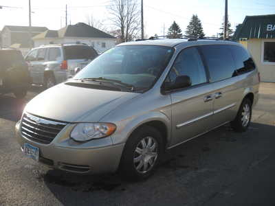 2005 Chrysler Town & Country, $4750. Photo 1