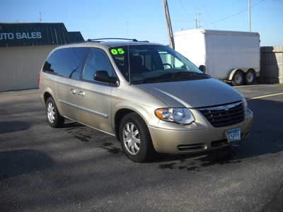 2005 Chrysler Town & Country, $4750. Photo 3