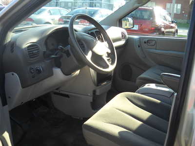 2005 Chrysler Town & Country, $4750. Photo 9