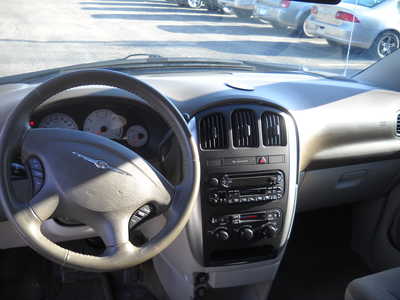 2005 Chrysler Town & Country, $4750. Photo 11