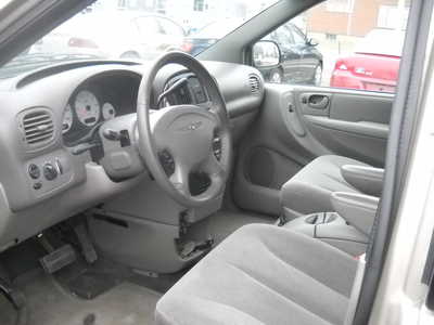 2003 Chrysler Town & Country, $3750. Photo 9