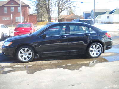 2011 Chrysler 200, $4250. Photo 2