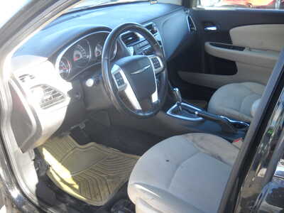 2011 Chrysler 200, $4250. Photo 8
