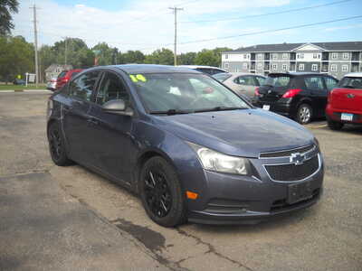 2014 Chevrolet Cruze, $3500. Photo 3