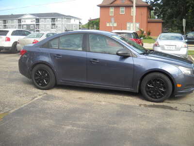 2014 Chevrolet Cruze, $3500. Photo 4