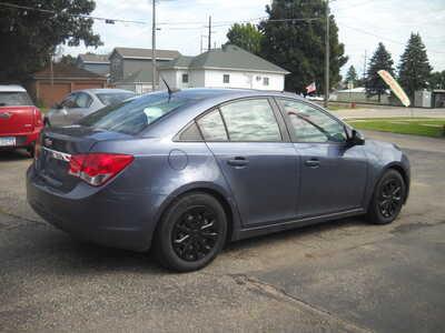 2014 Chevrolet Cruze, $3500. Photo 5