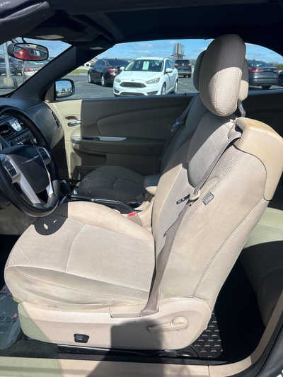 2013 Chrysler 200, $8495. Photo 12