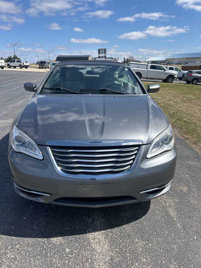 2013 Chrysler 200, $8495. Photo 3