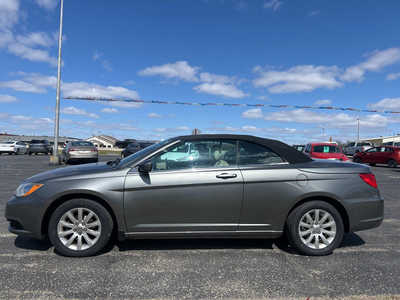 2013 Chrysler 200, $8495. Photo 4