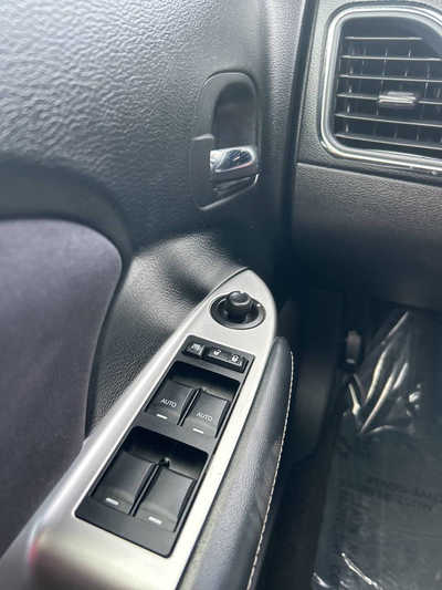 2011 Chrysler 200, $10995. Photo 11
