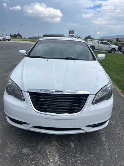 2011 Chrysler 200, $10995. Photo 3