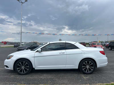 2011 Chrysler 200, $10995. Photo 4