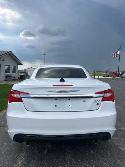 2011 Chrysler 200, $10995. Photo 5