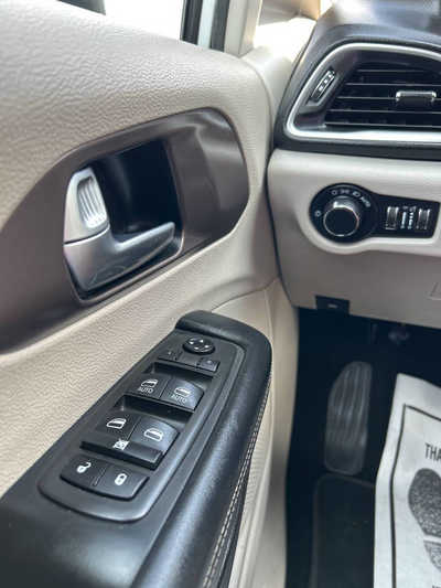 2021 Chrysler Voyager, $14995. Photo 11