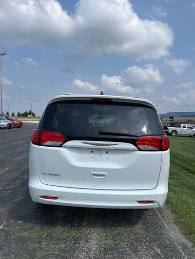 2021 Chrysler Voyager, $14995. Photo 4