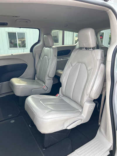 2021 Chrysler Voyager, $14995. Photo 7