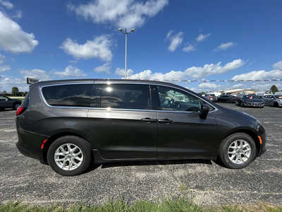 2020 Chrysler Voyager, $1. Photo 3