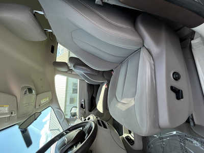 2020 Chrysler Voyager, $1. Photo 9