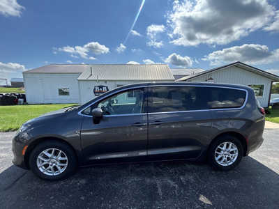 2020 Chrysler Voyager, $1. Photo 1