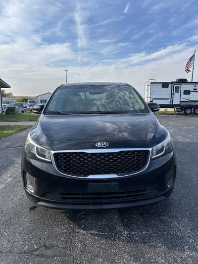 2017 Kia Sedona, $9995. Photo 2