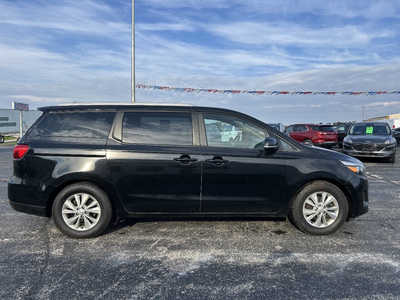 2017 Kia Sedona, $9995. Photo 3