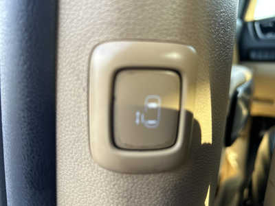 2017 Kia Sedona, $9995. Photo 9