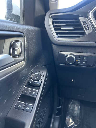 2020 Ford Escape, $1. Photo 9